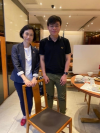 Mr LEE Kwun Chi and Prof WONG Suk-ying, College Master, taking a photo in 2017.